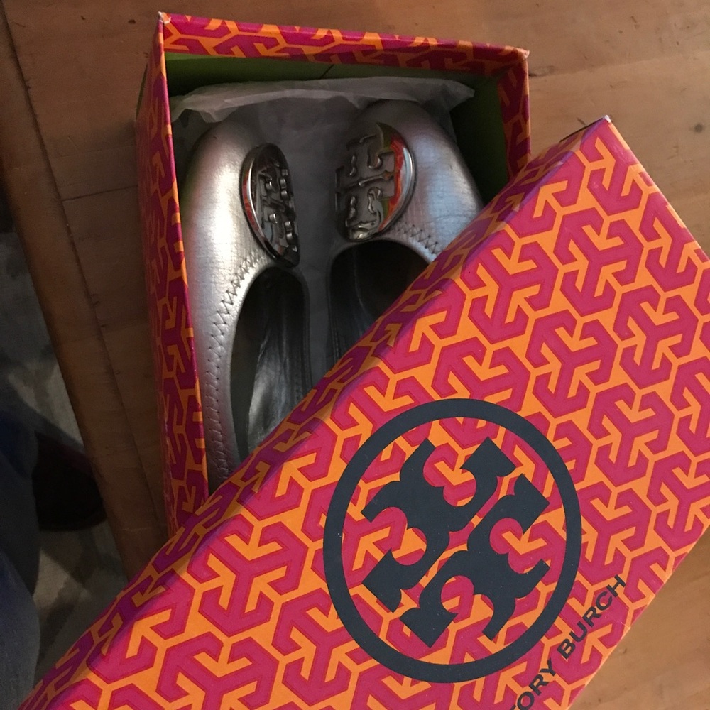 Size 7-8 silver Tory Burch Flats